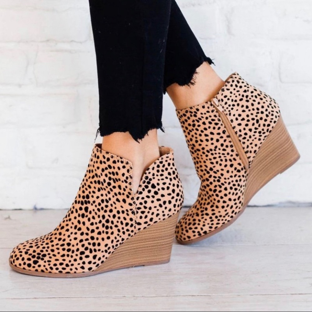 ✨RESTOCKED ✨Cheetah Print Wedge Booties - Picture 4 of 7